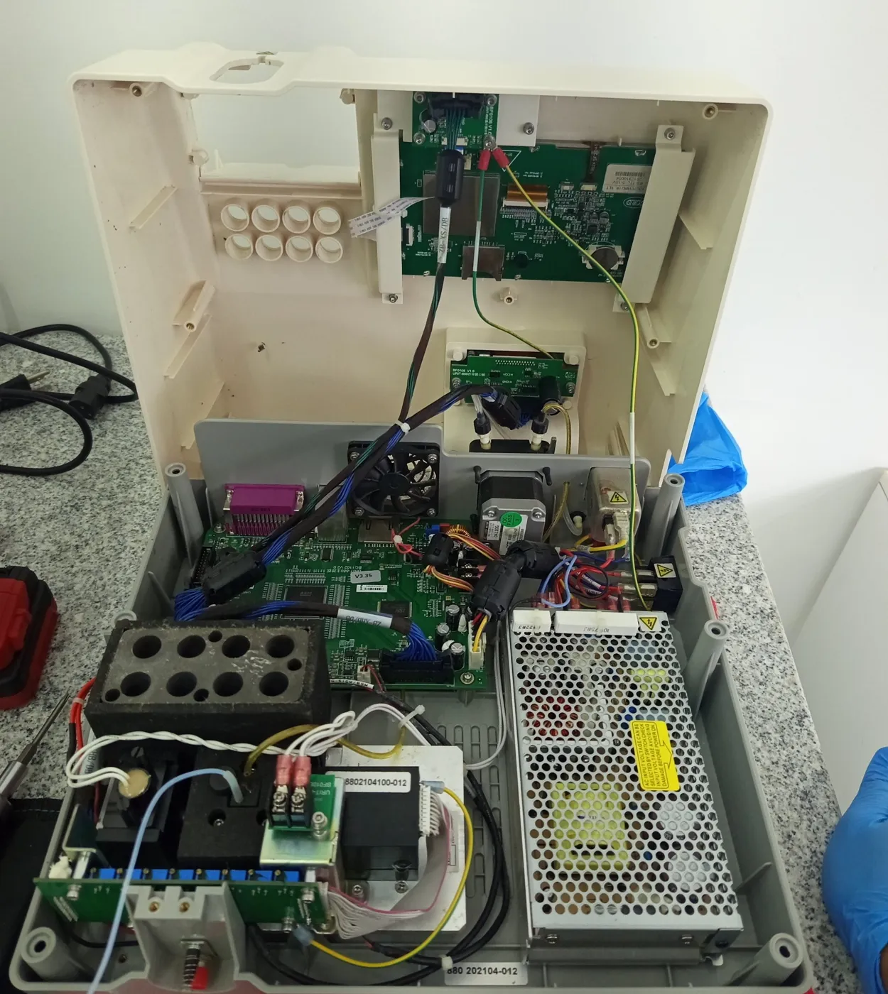 Analizador de laboratorio abierto durante una revisión interna
