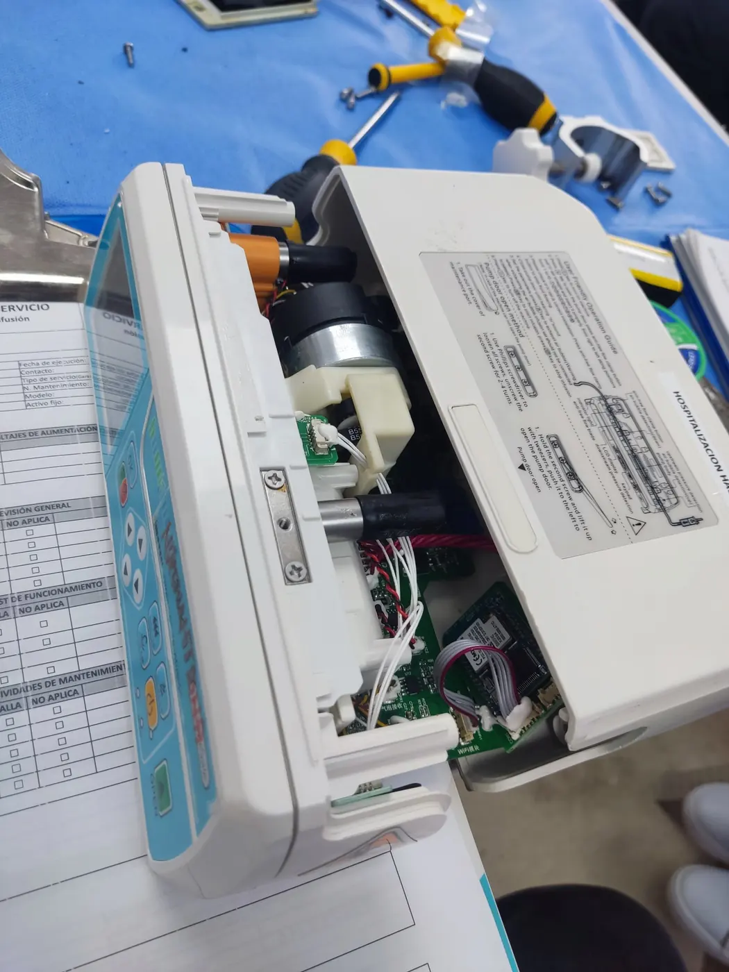 Interior de un equipo médico con la tapa abierta