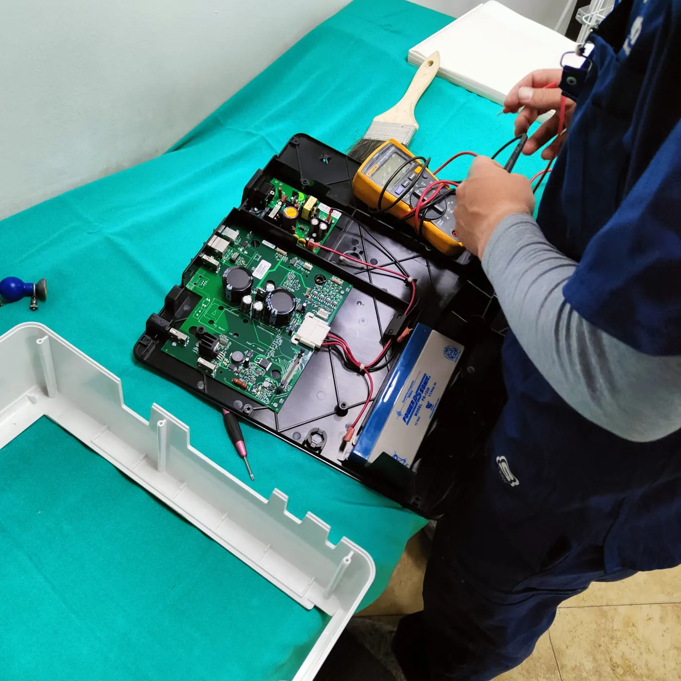 Medición con multímetro sobre la tarjeta electrónica de un equipo médico